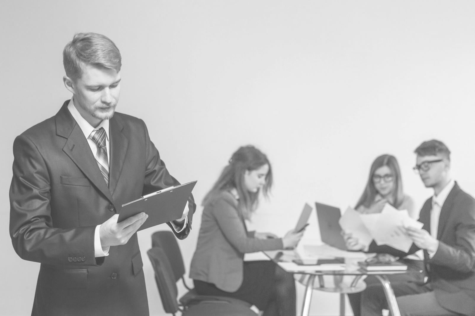 Tecniche professionali di styling in azione durante una sessione pratica